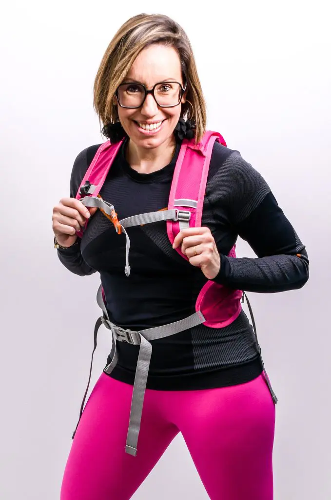 Julie Gay, avocate associé, en tenue de trail avec un gilet d’hydratation